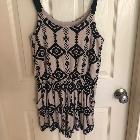 Patterned Romper - Picture 2 of 8
